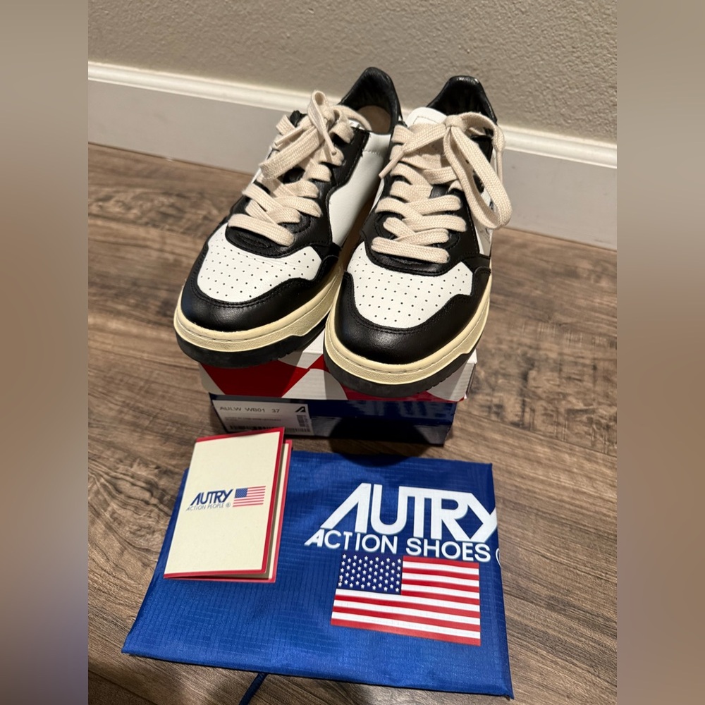Like new! Autry Medalist Black and White Sneakers size 37